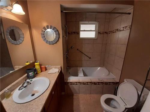 Main Floor Bathroom - 33 Barrett Crescent, London, ON - Indoor Photo Showing Bathroom