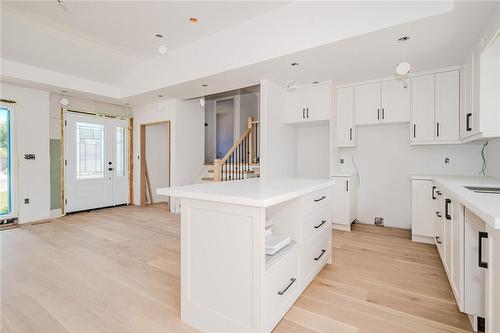 640 Dynes Road, Burlington, ON - Indoor Photo Showing Kitchen