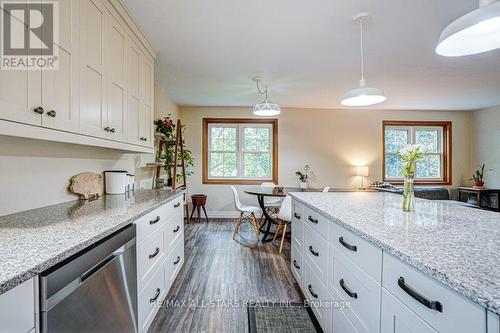 7 Andrew Drive, Kawartha Lakes, ON - Indoor Photo Showing Kitchen With Upgraded Kitchen