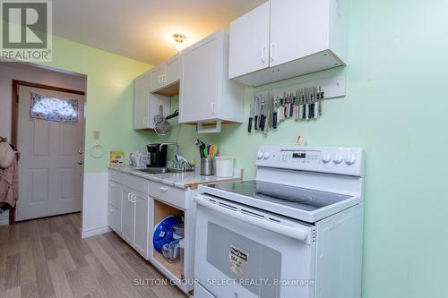 25 Ashbury Avenue, London, ON - Indoor Photo Showing Kitchen