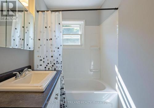 141 Water Street, Southwest Middlesex, ON - Indoor Photo Showing Bathroom