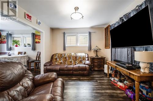 1390 Howard Avenue, Windsor, ON - Indoor Photo Showing Living Room