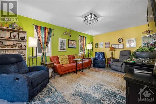 13 Fulham Court, Ottawa, ON - Indoor Photo Showing Living Room