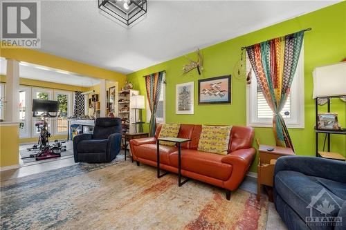 13 Fulham Court, Ottawa, ON - Indoor Photo Showing Living Room