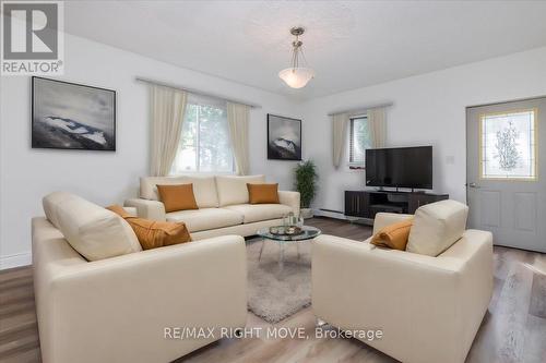 198 Barrie Road, Orillia, ON - Indoor Photo Showing Living Room