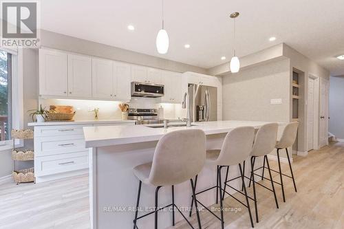 10 Colbourne Crescent, Orangeville, ON - Indoor Photo Showing Kitchen With Upgraded Kitchen