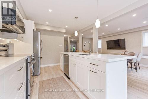 10 Colbourne Crescent, Orangeville, ON - Indoor Photo Showing Kitchen With Upgraded Kitchen