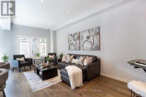 19 - 98 Shoreview Place, Hamilton, ON - Indoor Photo Showing Living Room