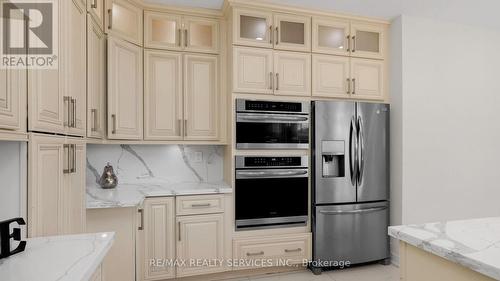 30 Cedarcliff Trail, Brampton, ON - Indoor Photo Showing Kitchen