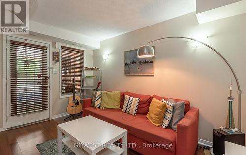 22 - 42 Pinery Trail, Toronto, ON - Indoor Photo Showing Living Room