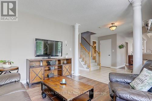 113 Trudeau Drive, Clarington, ON - Indoor Photo Showing Living Room