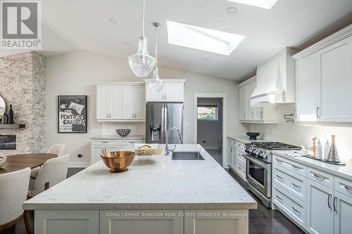 681 George Street, Burlington, ON - Indoor Photo Showing Kitchen With Upgraded Kitchen