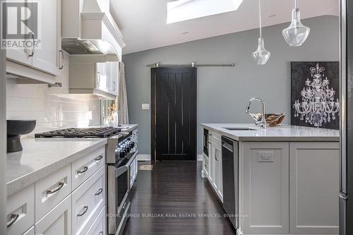 681 George Street, Burlington, ON - Indoor Photo Showing Kitchen With Upgraded Kitchen