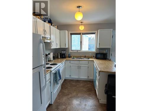 104 Bullmoose Crescent, Tumbler Ridge, BC - Indoor Photo Showing Kitchen With Double Sink