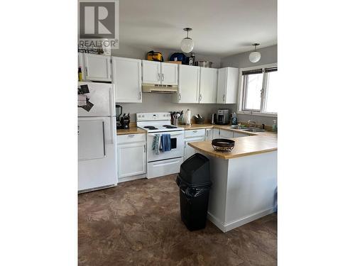 104 Bullmoose Crescent, Tumbler Ridge, BC - Indoor Photo Showing Kitchen With Double Sink