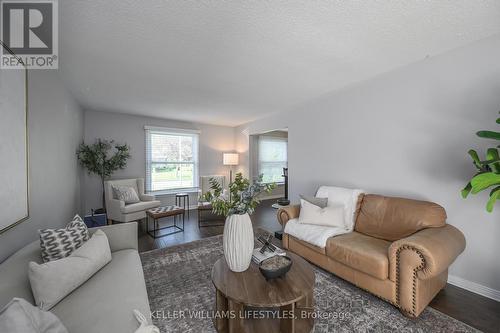 74 Guildford Court, London, ON - Indoor Photo Showing Living Room