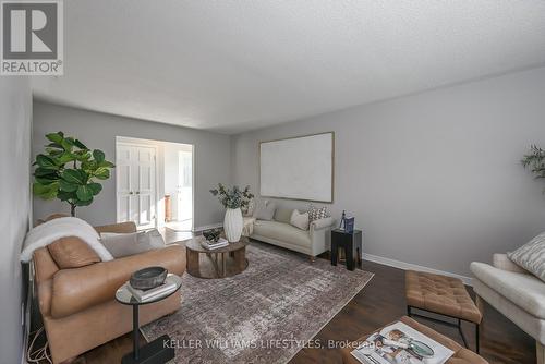 74 Guildford Court, London, ON - Indoor Photo Showing Living Room