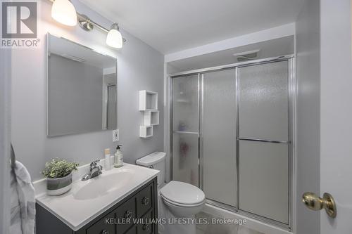 74 Guildford Court, London, ON - Indoor Photo Showing Bathroom