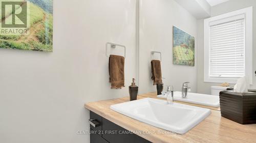 1863 Reilly Walk, London, ON - Indoor Photo Showing Bathroom