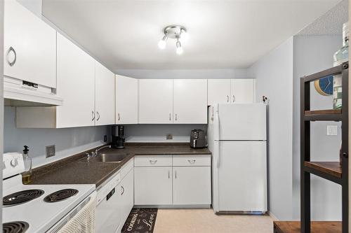 5216 173 Victor Lewis Drive, Winnipeg, MB - Indoor Photo Showing Kitchen