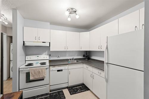 5216 173 Victor Lewis Drive, Winnipeg, MB - Indoor Photo Showing Kitchen