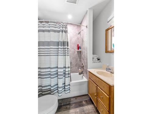 1406 Cedar Street, Creston, BC - Indoor Photo Showing Bathroom