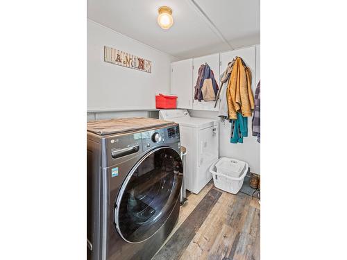 1406 Cedar Street, Creston, BC - Indoor Photo Showing Laundry Room