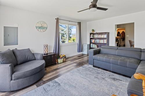 1406 Cedar Street, Creston, BC - Indoor Photo Showing Living Room