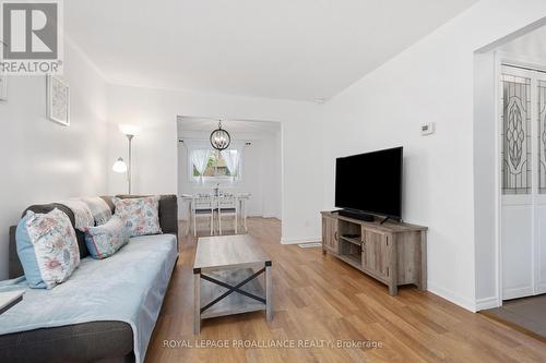 60 Beverley Crescent, Belleville, ON - Indoor Photo Showing Living Room