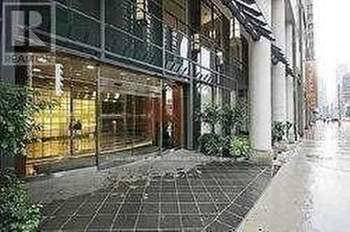 1002 - 1121 Bay Street, Toronto, ON - Outdoor