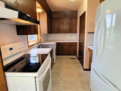 842 8Th Avenue, Fernie, BC - Indoor Photo Showing Kitchen With Double Sink