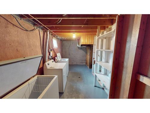 842 8Th Avenue, Fernie, BC - Indoor Photo Showing Laundry Room