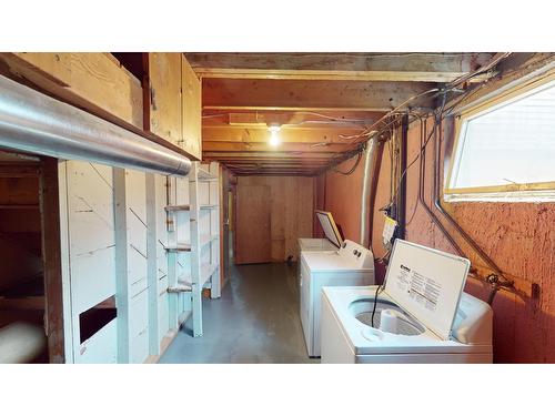 842 8Th Avenue, Fernie, BC - Indoor Photo Showing Laundry Room