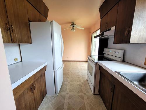 842 8Th Avenue, Fernie, BC - Indoor Photo Showing Kitchen