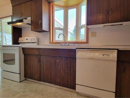 842 8Th Avenue, Fernie, BC - Indoor Photo Showing Kitchen