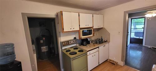 38 10Th Street N, Brandon, MB - Indoor Photo Showing Kitchen