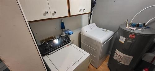 38 10Th Street N, Brandon, MB - Indoor Photo Showing Laundry Room