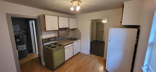 38 10Th Street N, Brandon, MB - Indoor Photo Showing Kitchen