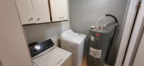 38 10Th Street N, Brandon, MB - Indoor Photo Showing Laundry Room