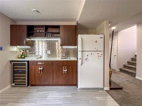 28 Pine Ridge Crescent, Brandon, MB - Indoor Photo Showing Kitchen