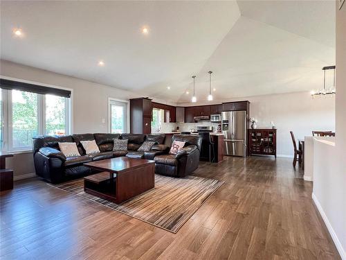 28 Pine Ridge Crescent, Brandon, MB - Indoor Photo Showing Living Room