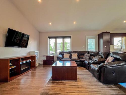 28 Pine Ridge Crescent, Brandon, MB - Indoor Photo Showing Living Room