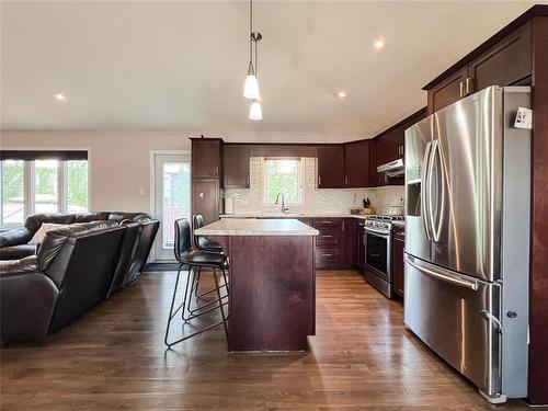 28 Pine Ridge Crescent, Brandon, MB - Indoor Photo Showing Kitchen