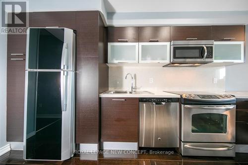 4409 - 386 Yonge Street, Toronto, ON - Indoor Photo Showing Kitchen With Upgraded Kitchen