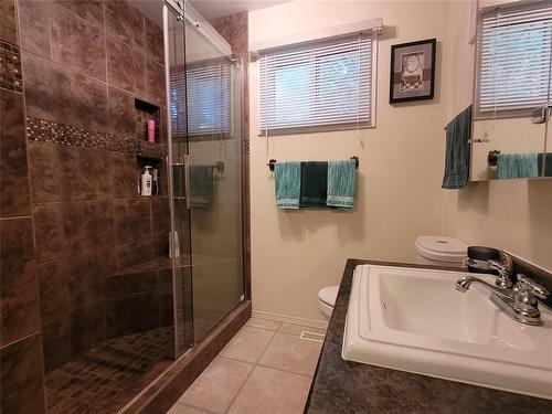 351 Seneca Street, Portage La Prairie, MB - Indoor Photo Showing Bathroom