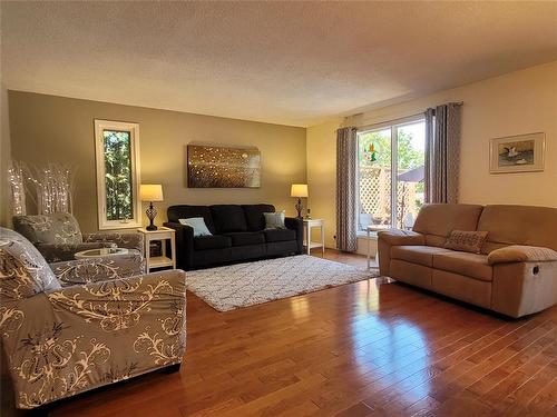 351 Seneca Street, Portage La Prairie, MB - Indoor Photo Showing Living Room