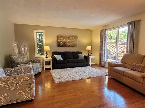 351 Seneca Street, Portage La Prairie, MB - Indoor Photo Showing Living Room