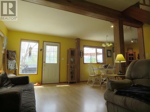 4000 Mountain View Road, Mcbride, BC - Indoor Photo Showing Living Room