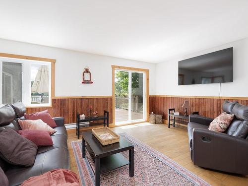 Family room - 2950 Ch. D'Entrelacs, Entrelacs, QC - Indoor Photo Showing Living Room