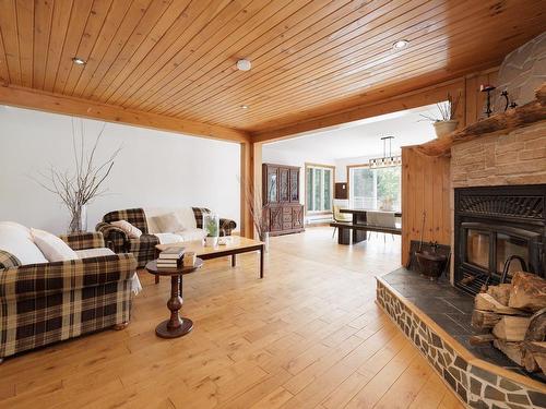 Salon - 2950 Ch. D'Entrelacs, Entrelacs, QC - Indoor Photo Showing Living Room With Fireplace